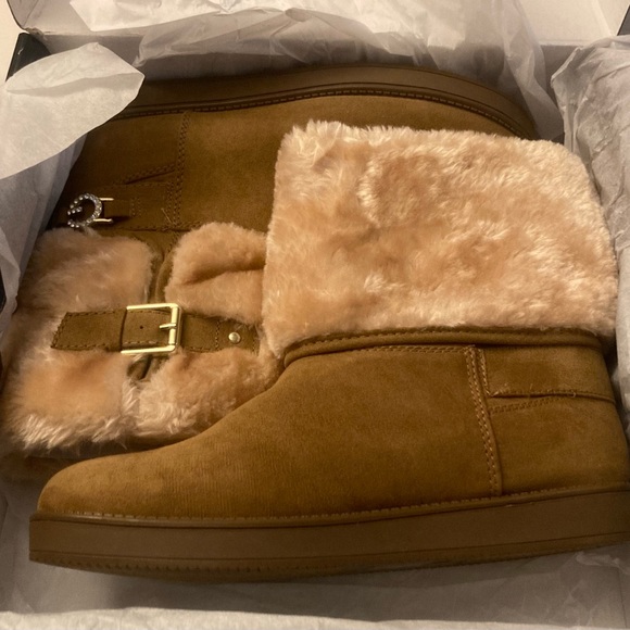 GBG Guess Fur Boots Size 8.5 New in Box - Picture 6 of 7